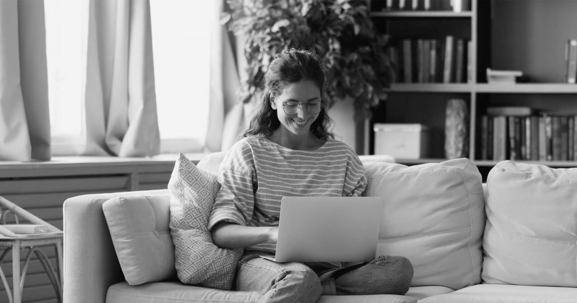 Учасники виконують асани під час онлайн-воркшопу